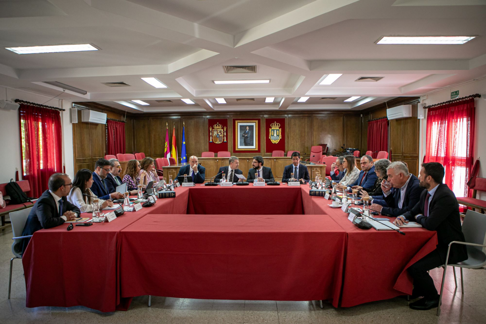 El Consejo de Gobierno de Castilla-La Mancha, en su reunión de hoy martes en Azuqueca//Imagen: JCCM.
