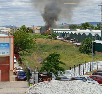 Varias naves del polígono industrial de Miralcampo en Azuqueca de Henares están ardiendo