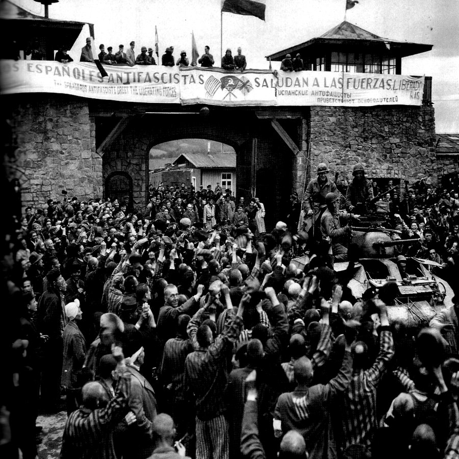 Los españoles dan la bienvenida a las tropas aliadas en Mauthausen//Imagen: Holocausto Español. 