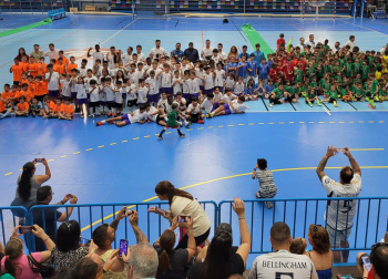 Entrega de medallas en la jornada de clausura de la Liga Escolar de Fútbol Sala 
