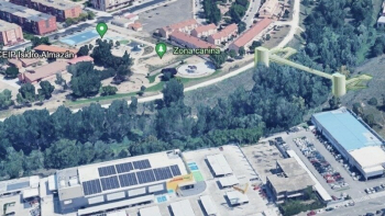 Los vecinos de Los Manantiales recogen firmas para pedir la construcción de la pasarela que una el barrio con el polígono del Balconcillo