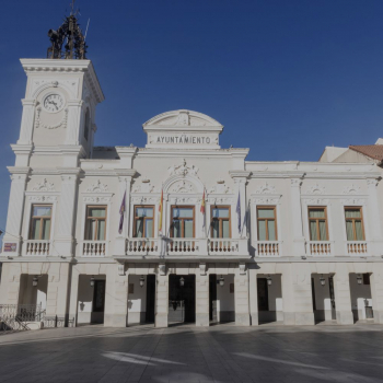 El PSOE denuncia que Guarinos reduce la partida para el mantenimiento de los colegios y lo incorpora, “de nuevo”, a festejos