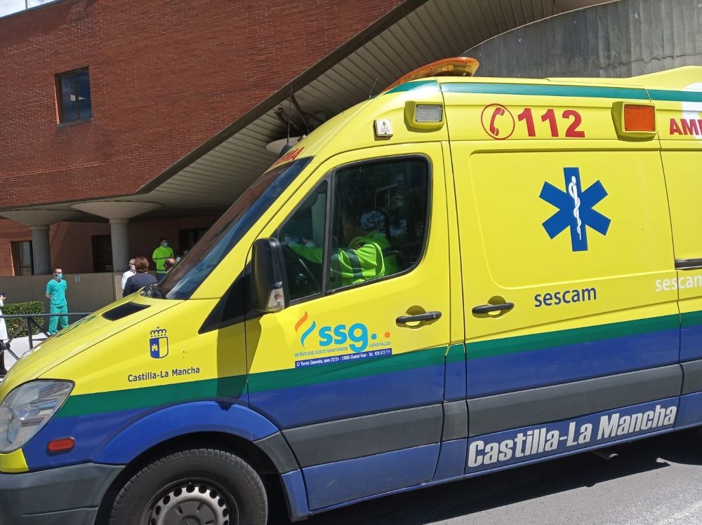 Imagen de archivo de una ambulancia a las puertas del Hospital Universitario de Guadalajara.