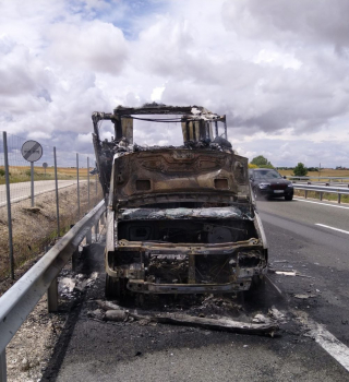 Arde por completo una camioneta que transportaba material de sonido e iluminación para escenarios, en la A-2 a la altura de Trijueque