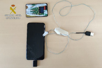 Sorprendido utilizando una micro cámara en el examen teórico del permiso de conducción