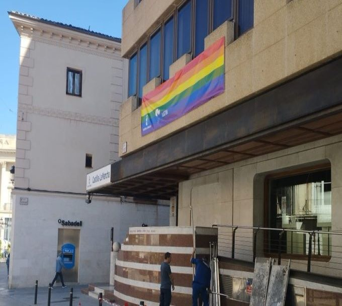 La bandera LGTBI luce en la Delegación de la Junta de la capital desde el pasado viernes//Imagen: WADO LGTBI CLM.