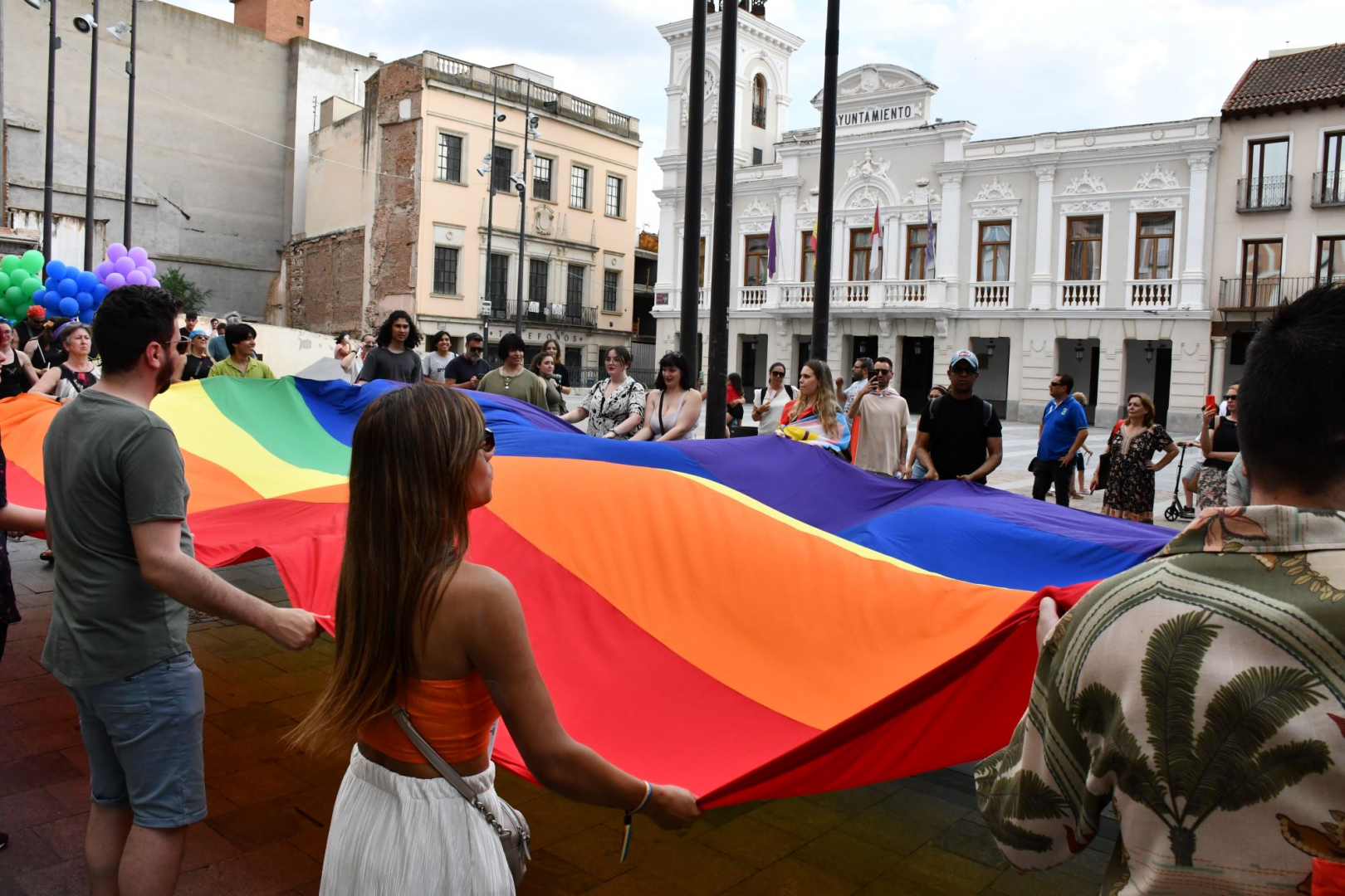 Imagen del 'Paseo con Orgullo' celebrado el martes, con parada frente al Ayuntamiento.