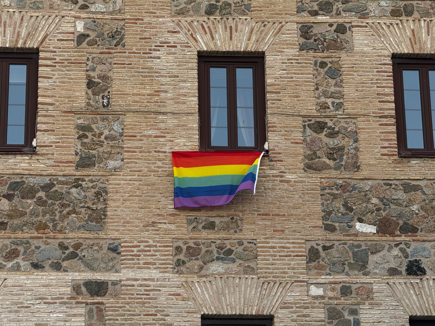 La bandera arcoiris luce en la fachada del Convento de San Gil//Imagen: Cortes CLM.