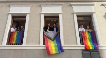 La bandera LGTBI que no quiere poner Guarinos luce en el Ayuntamiento a iniciativa del PSOE