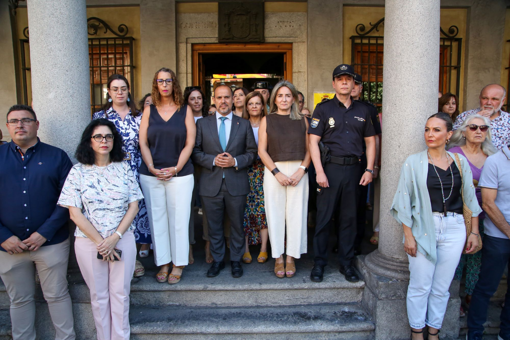 Milagros Tolón, Pablo Bellido y Sara Simón, durante el minuto de silencio//Imagen: Prensa Delegación Gobierno Toledo.
