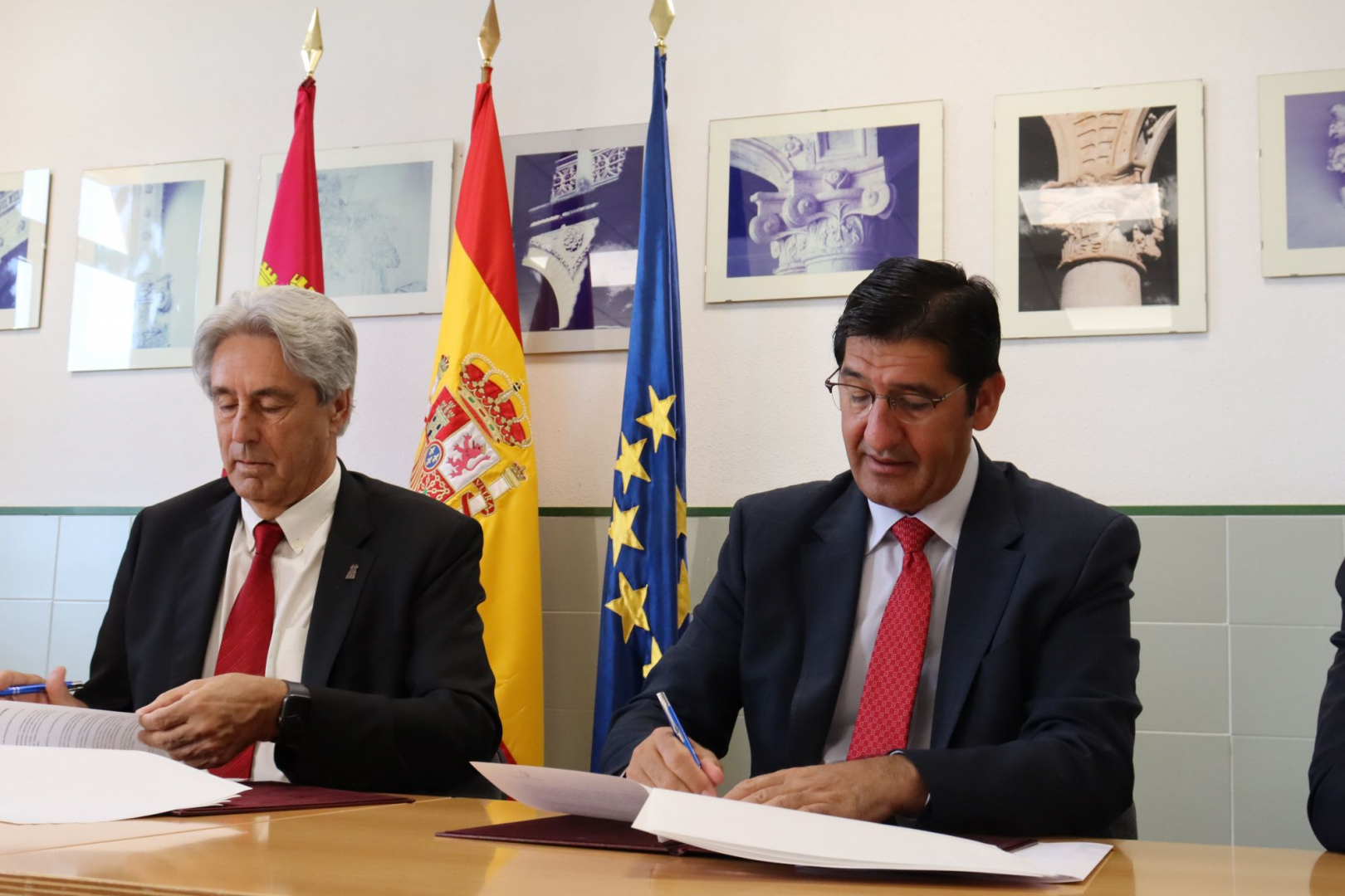 El vicepresidente segundo y el rector durante la firma del convenio en Guadalajara//Imagen: JCCM.