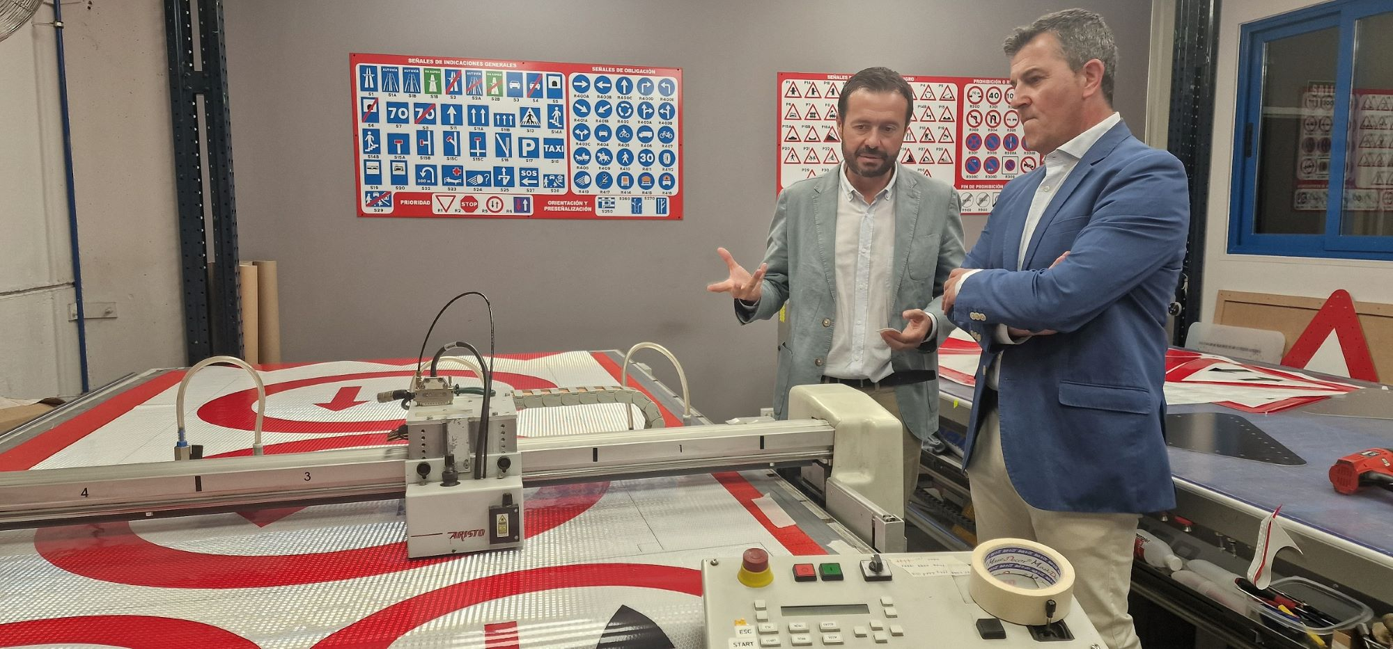 Escudero, durante la visita a la empresa Proyectos Integrales de Balizamientos, ubicada en Cabanillas del Campo//Imagen: JCCM Guadalajara. 
