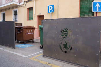 El PSOE denuncia los problemas que generan los cubre contenedores instalados por Guarinos en el Ferial