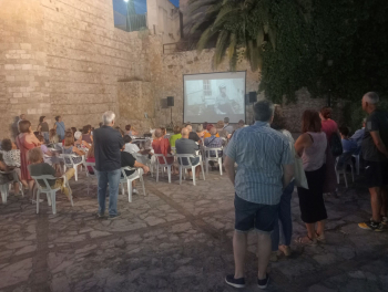 LOS VECINOS DENUNCIAN. Cine de verano... Castigados sin sillas