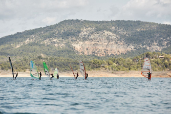 La Diputación da luz verde a un convenio con la Escuela de Vela de Alocén dotado con 30.000 euros