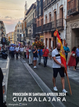 La parroquia de Santiago procesiona a su santo por el centro de la ciudad