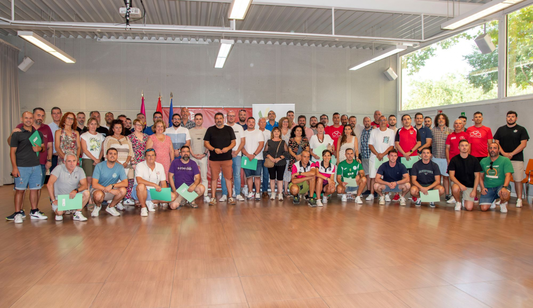 El presidente de la MVH, junto a los representantes de los clubes deportivos tras la firma del convenio//Imagen: Vega del Henares.