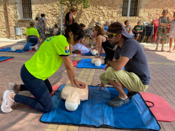 Los vecinos de Torremocha del Pinar aprenden a actuar frente a una parada cardiaca 