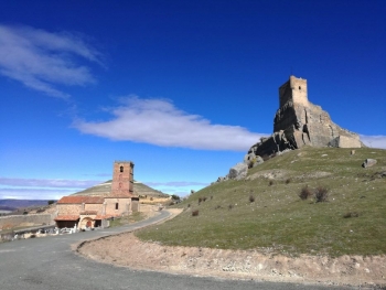 Un hombre de 69 años se persona en el centro de salud de Atienza con heridas de arma blanca en una pierna