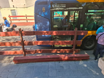 Continúan los líos con las talanqueras, ahora les toca el turno a los viajeros de los autobuses 