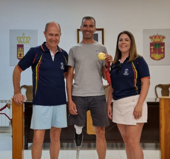 Dani Molina comparte su medalla con el pueblo de Pareja