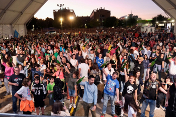 Más de mil brazos al aire logran un nuevo récord de la Casa de Asturias de Azuqueca