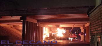 ACTUALIZACIÓN: Un camión frigorífico se precipita desde la A-2 por el puente sobre el acceso a Taracena, provocando un incendio y la muerte de su conductor 