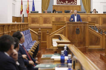 Fernández Sanz reitera que "estamos en el momento de mayor cantidad de profesionales en nuestro Servicio de Salud con 38.000 sanitarios" y añade que "vamos a seguir contratando"