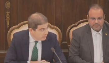 La vergüenza de Vox en la Diputación: compara a los migrantes con animales y acusa a Accem de "colaborar con las mafias de la inmigración ilegal"